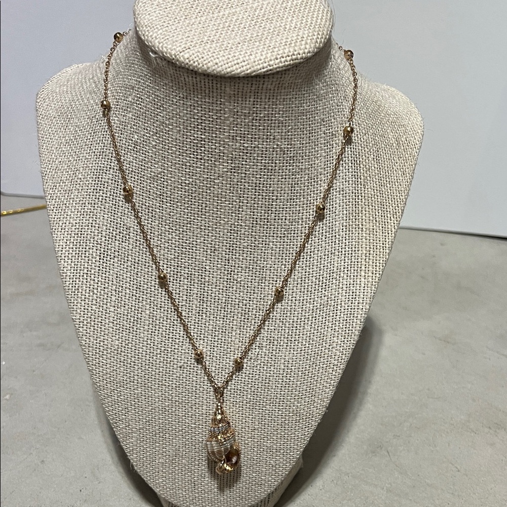 Elegant Gold Necklace with Pendant